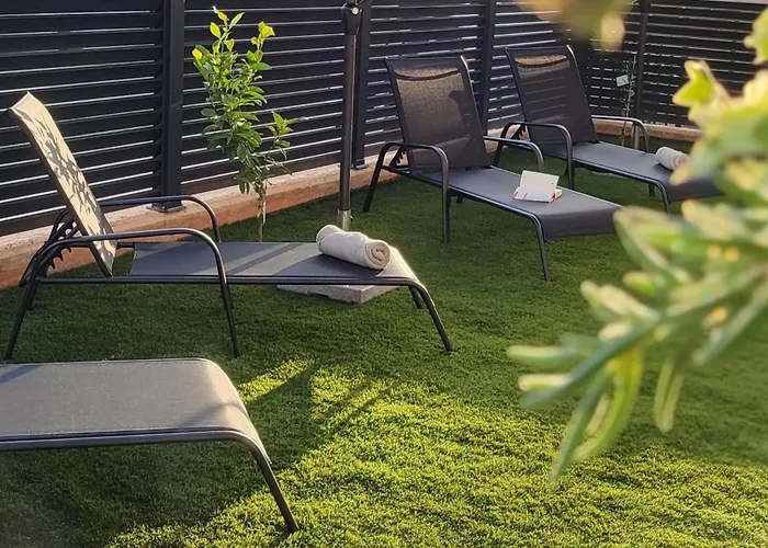 Sunny Oasis Apartment - High Ground Floor With Sunny Terrace & Private Garden!!