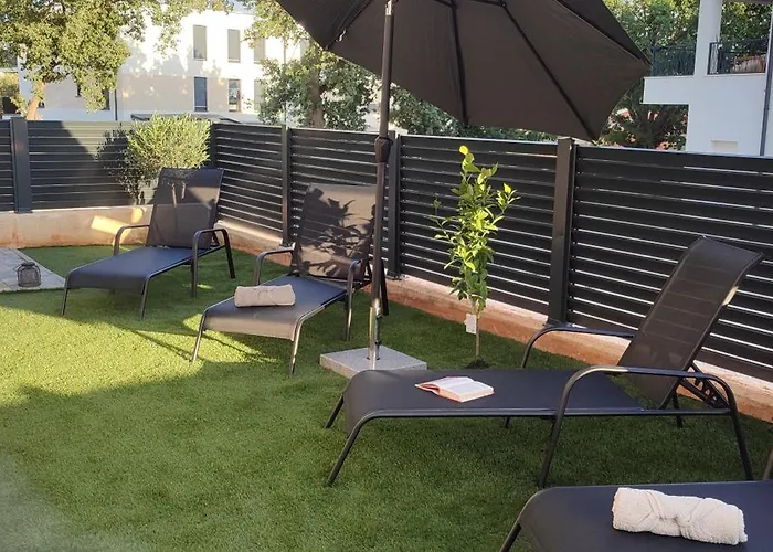 Sunny Oasis Apartment - High Ground Floor With Sunny Terrace & Private Garden!!