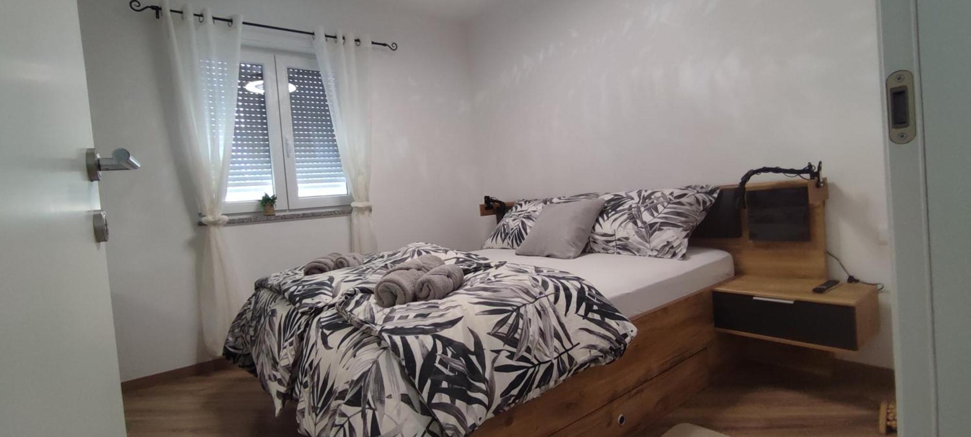 Sunny Oasis - High Ground Floor With Sunny Terrace & Private Garden!!