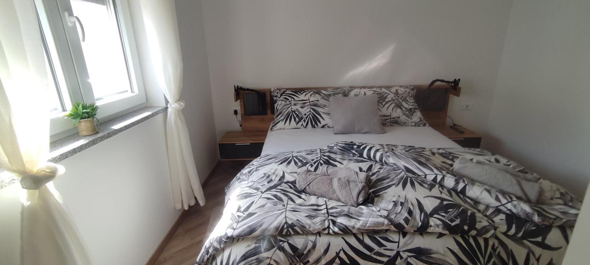 Sunny Oasis - High Ground Floor With Sunny Terrace & Private Garden!!