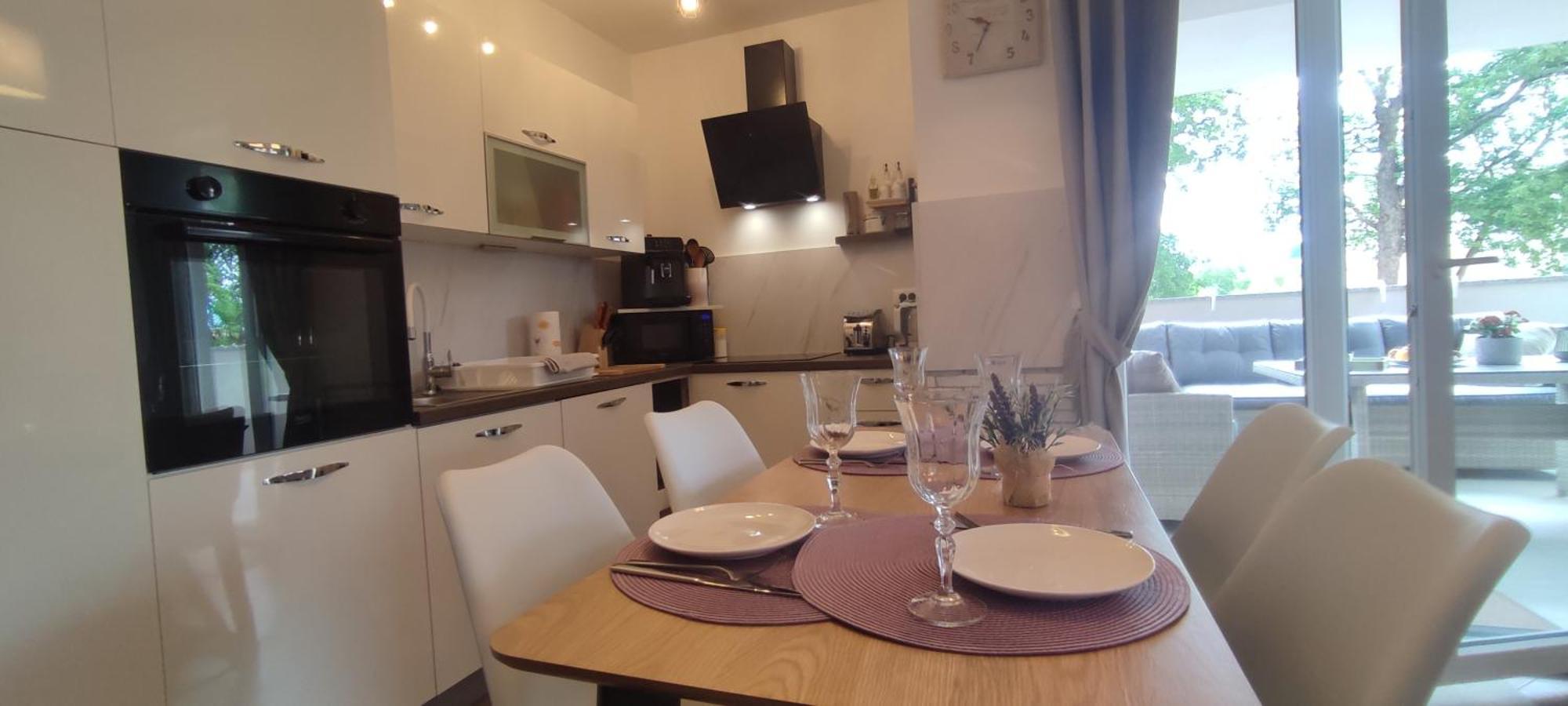 Sunny Oasis - High Ground Floor With Sunny Terrace & Private Garden!! *