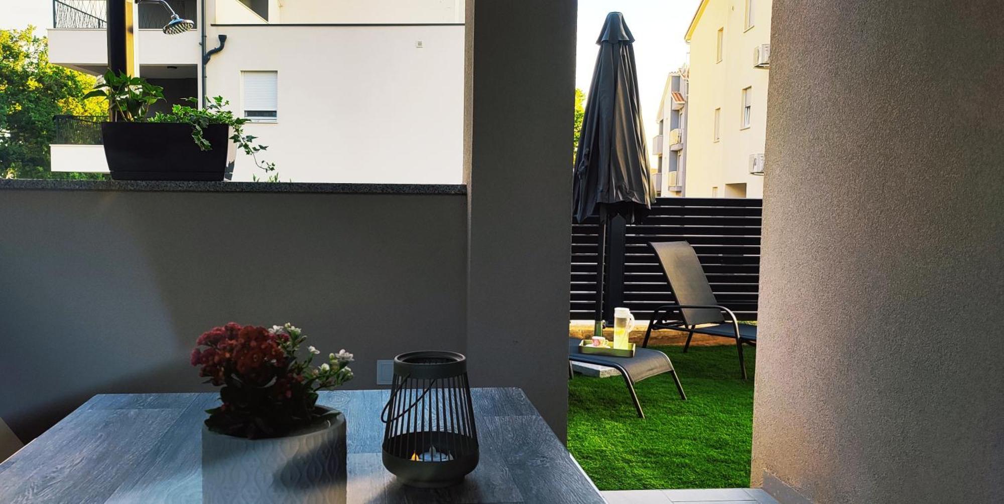 Apartma Sunny Oasis - High Ground Floor With Sunny Terrace & Private Garden!!