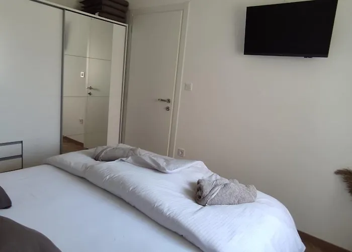 Sunny Oasis Apartment - High Ground Floor With Sunny Terrace & Private Garden!!