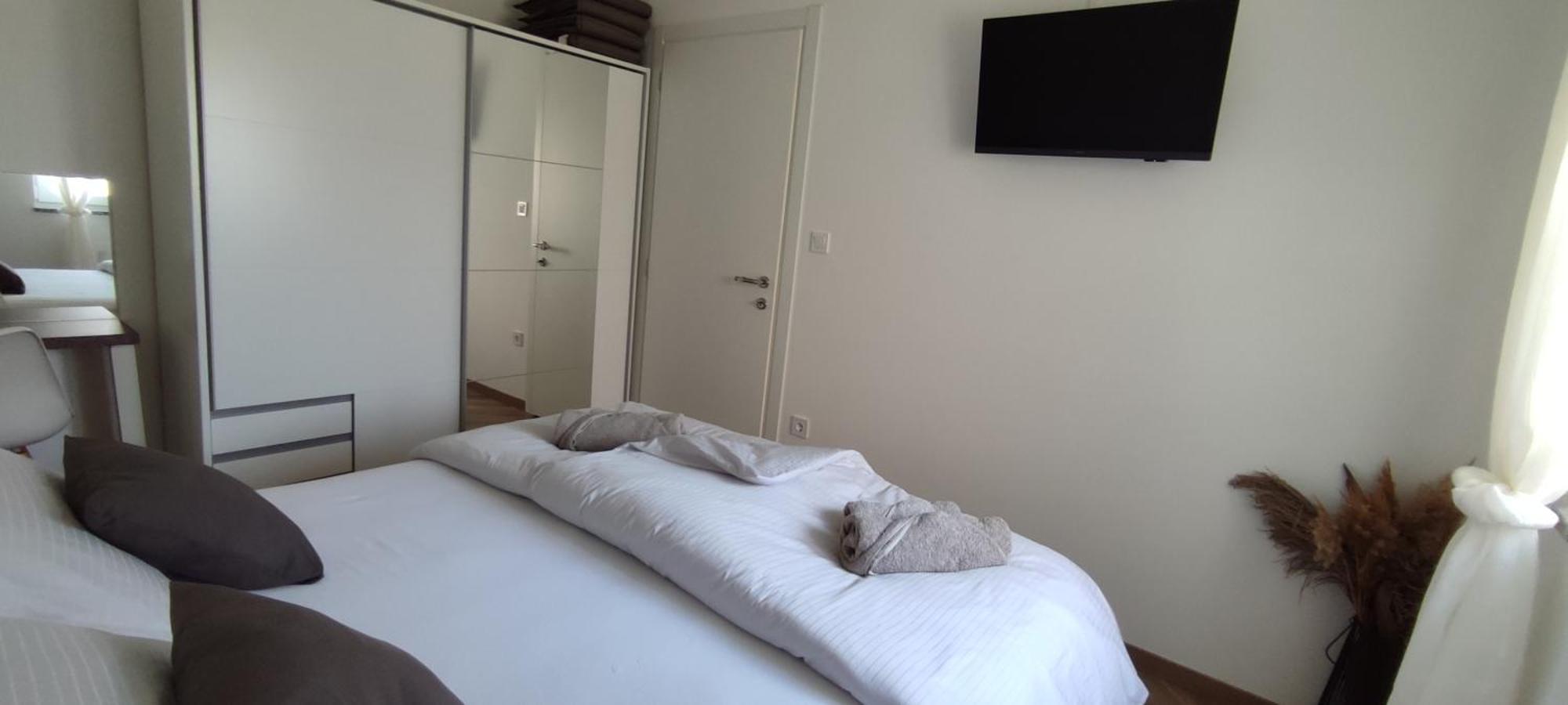 Sunny Oasis - High Ground Floor With Sunny Terrace & Private Garden!! Apartman