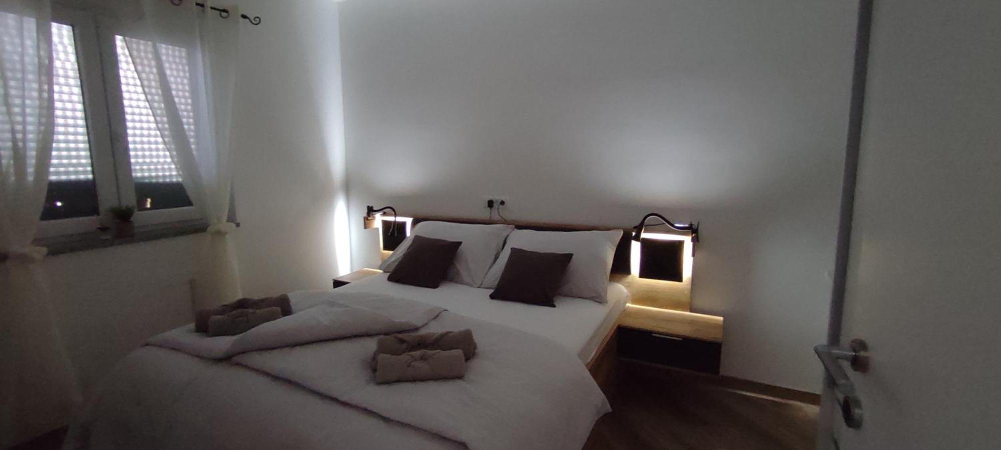 Sunny Oasis - High Ground Floor With Sunny Terrace & Private Garden!!