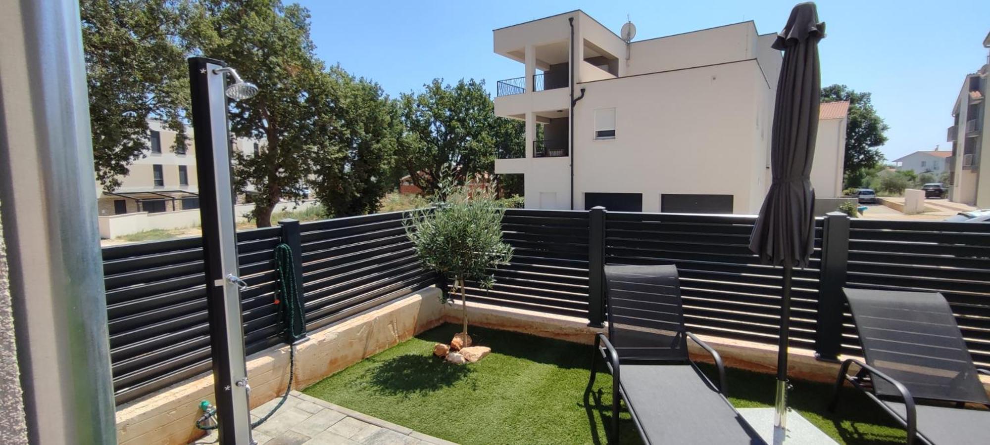 Sunny Oasis - High Ground Floor With Sunny Terrace & Private Garden!! * Medulin