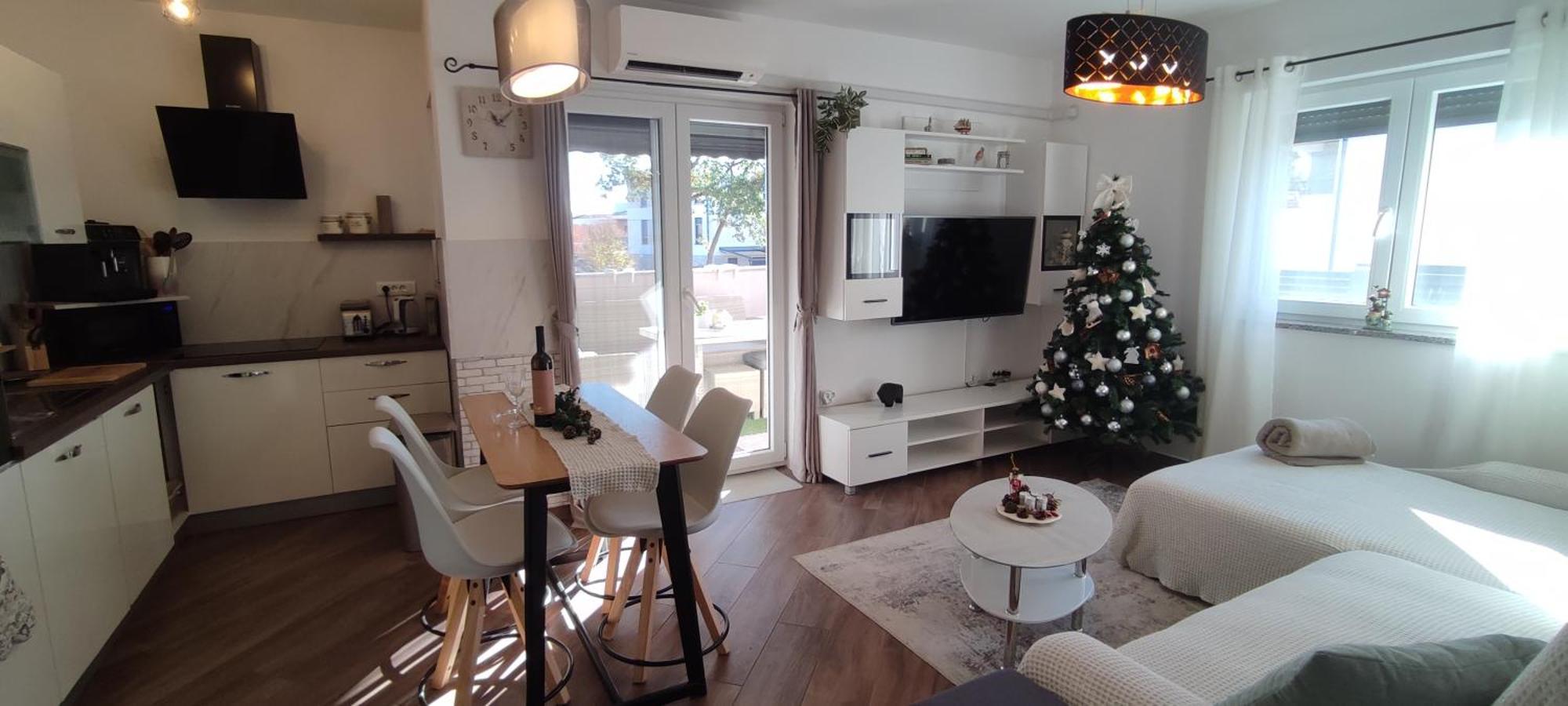 Apartman Sunny Oasis - High Ground Floor With Sunny Terrace & Private Garden!! *